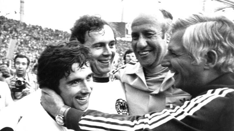 "Wir waren wie Brüder", sagte Franz Beckenbauer (2. v. l.) über den verstorbenen Gerd Müller (l.)
