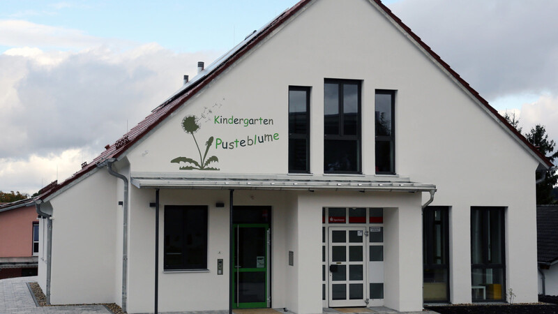 In Eggmühl wird das umgebaute ehemalige Sparkassengebäude als Kindergarten "Pusteblume" seiner Bestimmung übergeben.