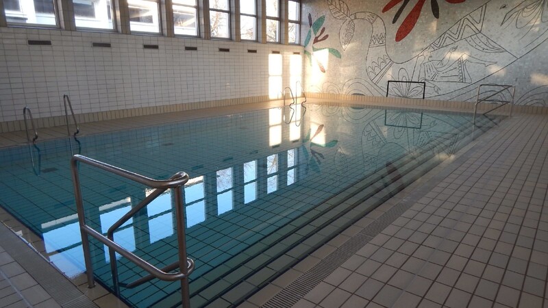 Auch dem Lehrschwimmbecken an der Grundschule St. Wolfgang in Landshut droht das Aus.