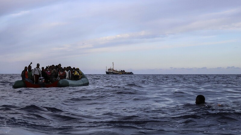 Die Migranten werden immer wieder mit sogenannten Push-Backs ins Meer zurückgedrängt.