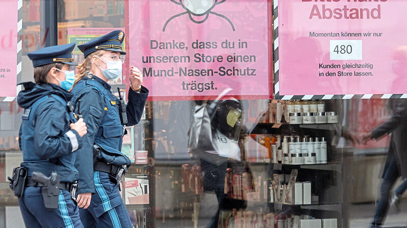 Mit einem Mund-Nasen-Schutz gehen Polizistinnen an einem Schaufenster in München vorbei. Offenbar sind aber nicht alle vom Dienstherrn ausgelieferten Masken immer zertifiziert und funktionstüchtig.  Foto: