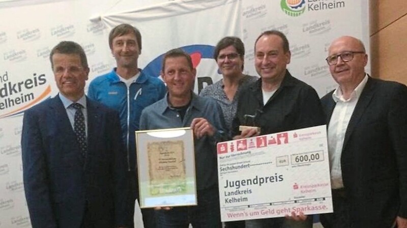 Die Preisträger mit den Vorsitzenden des Kreisjugendringes, dem Sponsor des Jugendpreises, sowie Landrat Martin Neumeyer (rechts).