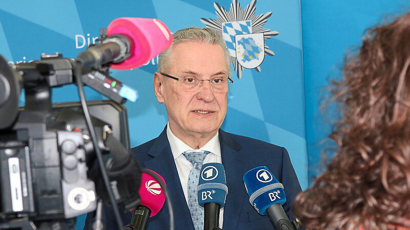 Innenminister Joachim Herrmann (CSU) lobt die bayerische Grenzpolizei: Sie habe erheblichen Anteil an der Eindämmung der Pandemie.