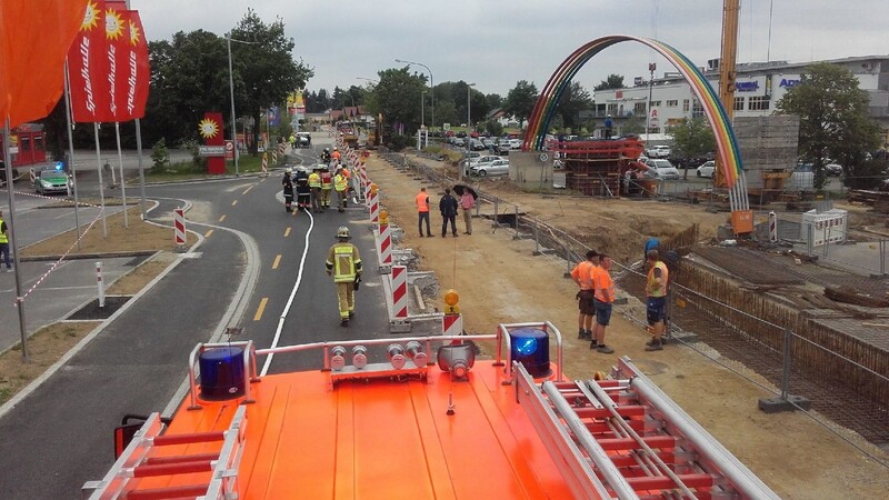 Bei Bauarbeiten hat ein Bagger in der Rodigner Straße in Cham eine Gasleitung abgerissen.
