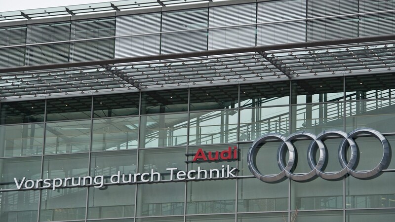 "Audi - Vorsprung durch Technik" steht am 29.02.2012 an einem Gebäude im Audi-Werk in Ingolstadt (Bayern).