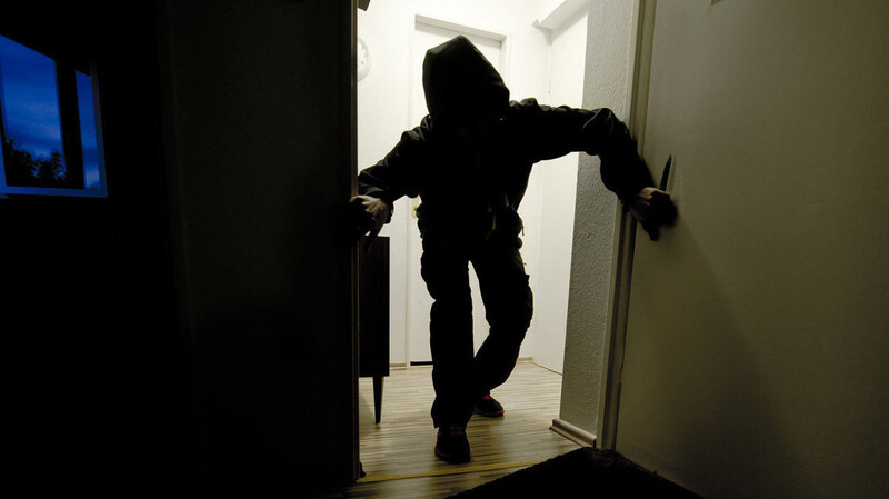Ein Unbekannter ist durch eine unverschlossene Tür in einen Keller in Siechen eingedrungen.