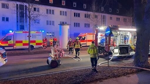 In der Nacht zum Sonntag musste die Feuerwehr Landshut einen Balkonbrand in der Niedermayerstraße löschen.