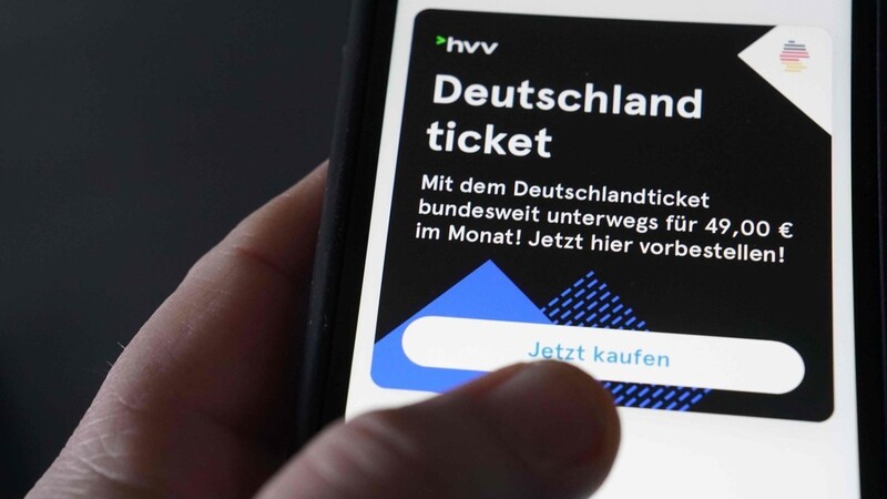 Das Deutschlandticket lässt sich am Schalter und per App erstehen.