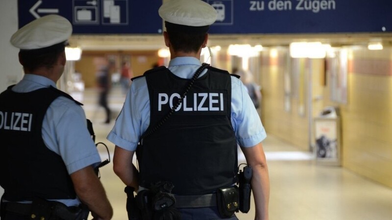 Ein 30-jähriger Mann hat am Montagabend in München einen Jungen grundlos angegriffen und gewürgt. Er wurde von der Polizei festgenommen.