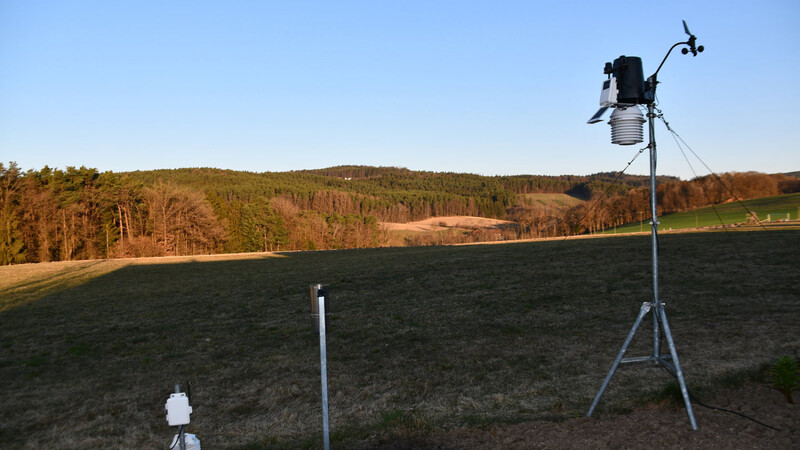 Blick zur Wetterstation Eggerszell mit den Wettersensoren an einem freundlichen März-Frühlingsmorgen.