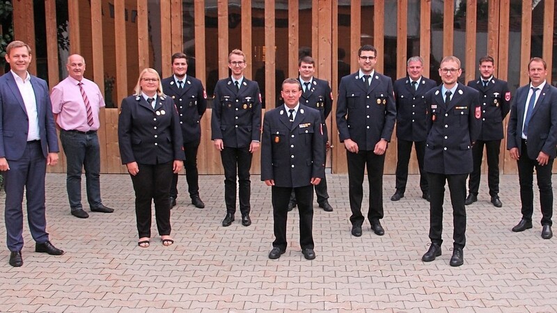 Der neu gewählte Vorsitzende der Freiwilligen Feuerwehr Künzing, Stefan Kastenmeier (6. v. r.), mit Vorstandschaft und Ehrengästen.