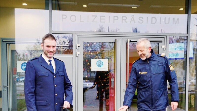 Polizeipräsident Thomas Schöniger übergibt einen Knochen.