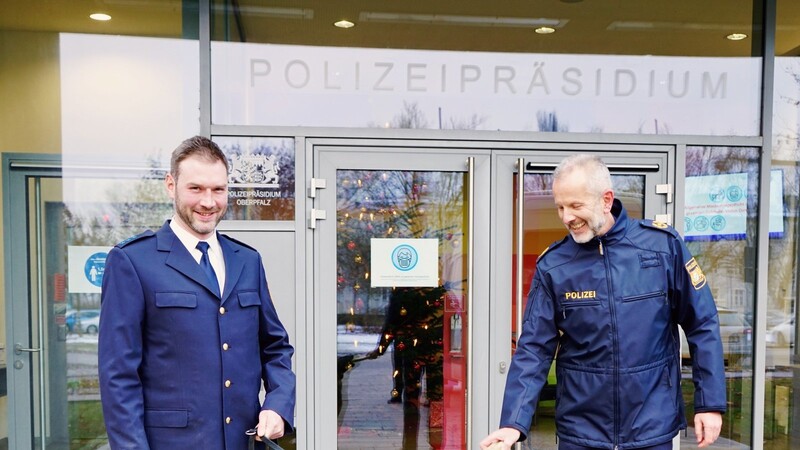 Polizeipräsident Thomas Schöniger übergibt einen Knochen.