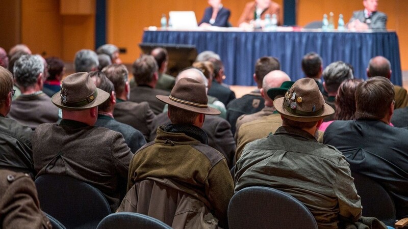Besucher der Landesversammlung des Bayerischen Jagdverbands tragen Hüte.