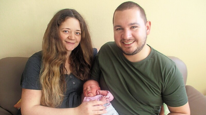 Freude auch im südlichen Landkreis: Julia Unterholzner und Marcel Weber freuten sich über ihr Neujahrsbaby Yara Victoria, die als erstes Kind des neuen Jahres in der Geburtsklinik am Krankenhaus Vilsbiburg nahe der Bergkirche zur Welt kam.