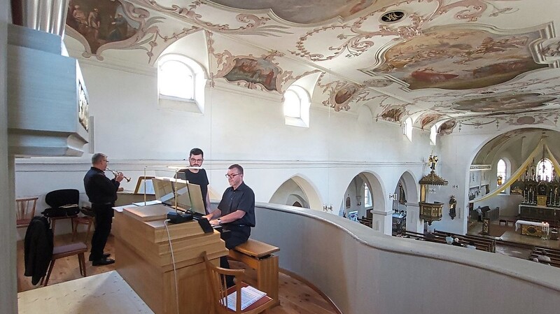 Die neue Orgel am linken Bildrand war der heimliche Star des ersten von drei Orgelkonzerten in der Wörther Stadtpfarrkirche.