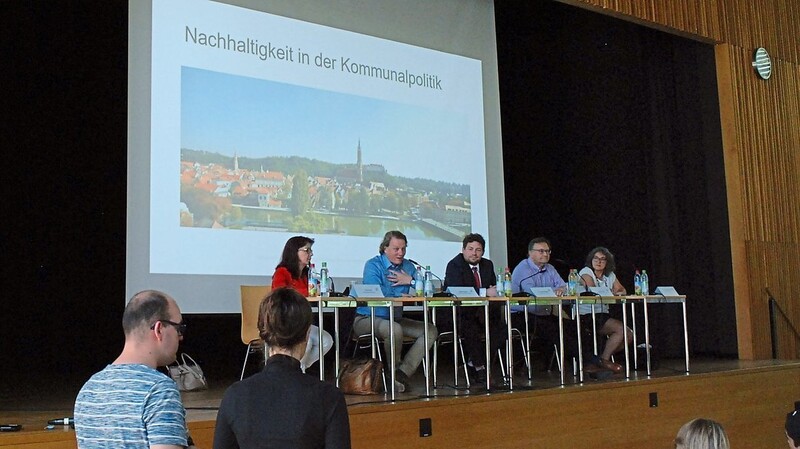 Anja König (SPD), Stefan Gruber (Grüne), zweiter Bürgermeister Thomas Haslinger, Rudolf Schnur (CSU/LM/JL/BfL) sowie die ehemalige ÖDP-Stadträtin Christine Ackermann (auf dem Podium von links) stellten sich den Fragen und Anliegen der Schüler der FOSBOS.