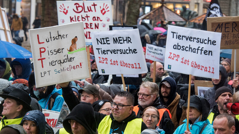 Tierschützer protestieren in Hamburg gegen das LPT.