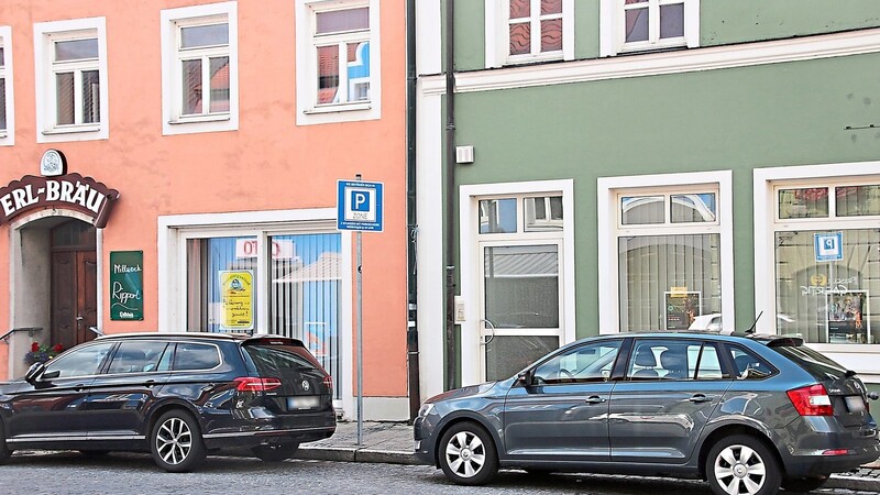 Der Stadtplatz in Geiselhöring ist eine Parkraumbewirtschaftungszone. Die Autofahrer brauchen hier eine Parkscheibe und dürfen höchstens zwei Stunden parken.