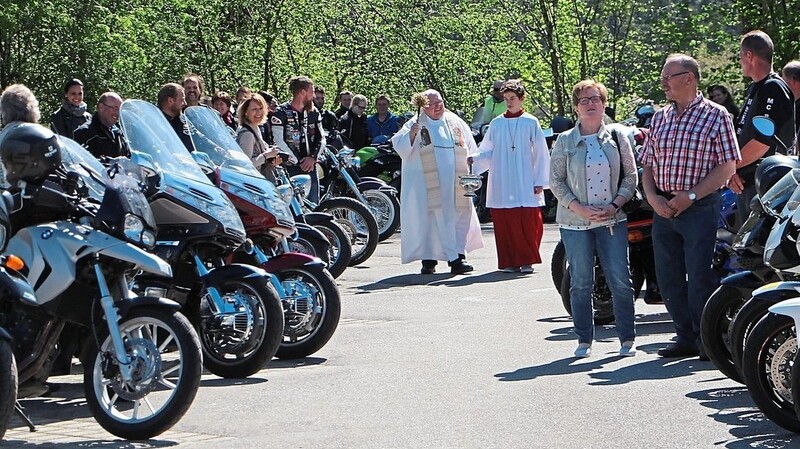 Nach einem gemeinsamen Gottesdienst im Vorfeld schritt Pfarrer Wallner die Reihen ab und segnete die Motorräder, Mopeds, Roller und Mofas.