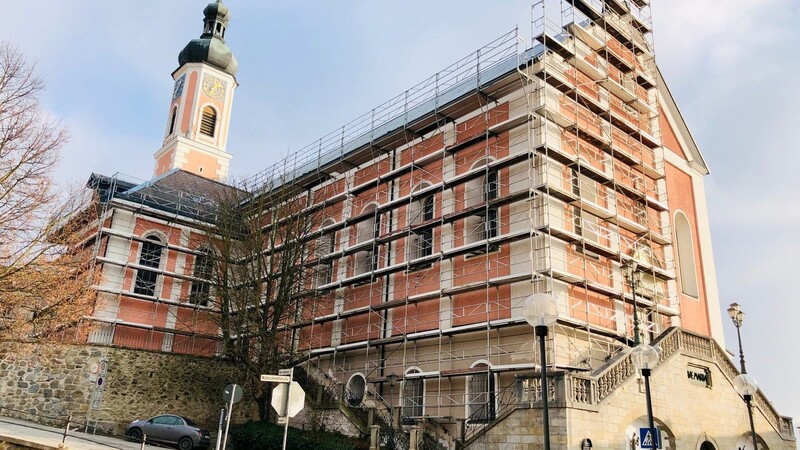 Zweieinhalb Jahre nach dem massiven Hagelschaden steht nun fest, wann und wie die Stadtpfarrkirche saniert wird. Das Gerüst bleibt bis zum Sanierungsbeginn im Jahr 2022 stehen.