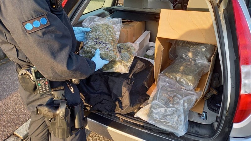 Mit einem Kofferraum voll Drogen - elf Kilogramm Marihuana - erwischte die Polizei eines der Bandenmitglieder.