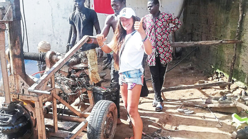Sandra Meindl war nicht nur "zu Besuch" in Afrika, sondern tauchte während ihrer Brunnenbau-Aktion direkt ins Dorfleben ein. Schließlich der Erfolg auf ganzer Linie: Eine wasserführende Schicht ist gefunden und der Brunnen konnte installiert werden.