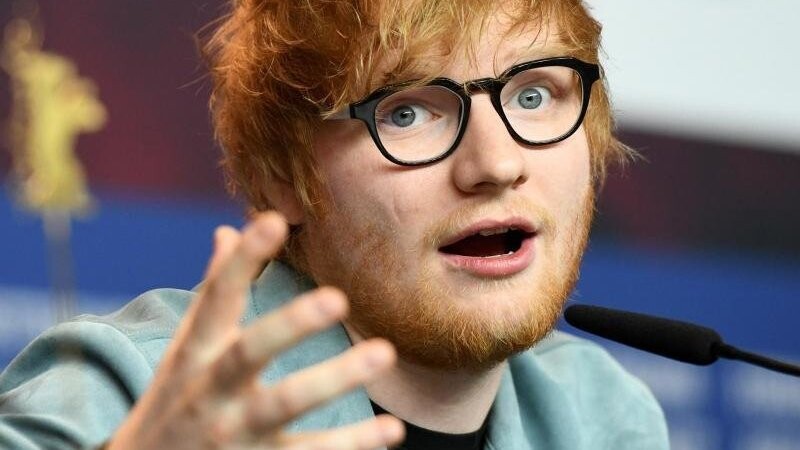 Eine Satire-Seite im Netz macht aus dem britischen Popstar Ed Sheeran einen Metzgermeister aus Straubing. (Symbolbild)