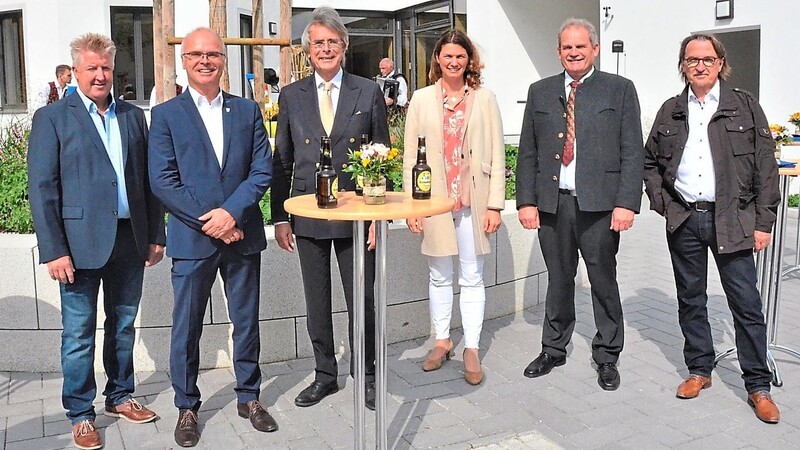 Die Bürgermeister Hans Schiller, Robert Spindler, Toni Schmid und Wolfgang Hausladen (von links), dazwischen Regierungspräsident Axel Bartelt und Landrätin Tanja Schweiger.