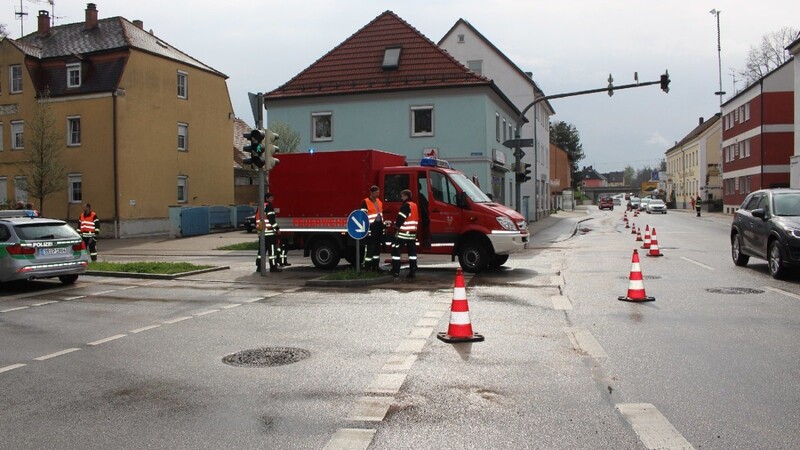 Eine Ölspur hat am Mittwochmorgen für Verkehrsbehinderungen in Straubing gesorgt.