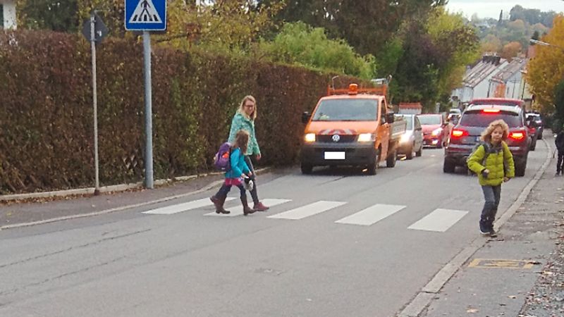 Der Zebrastreifen an der Eichendorffstraße: Laut Anwohnern verhalten sich nicht alle Autofahrer so vorbildlich wie auf dem Bild.