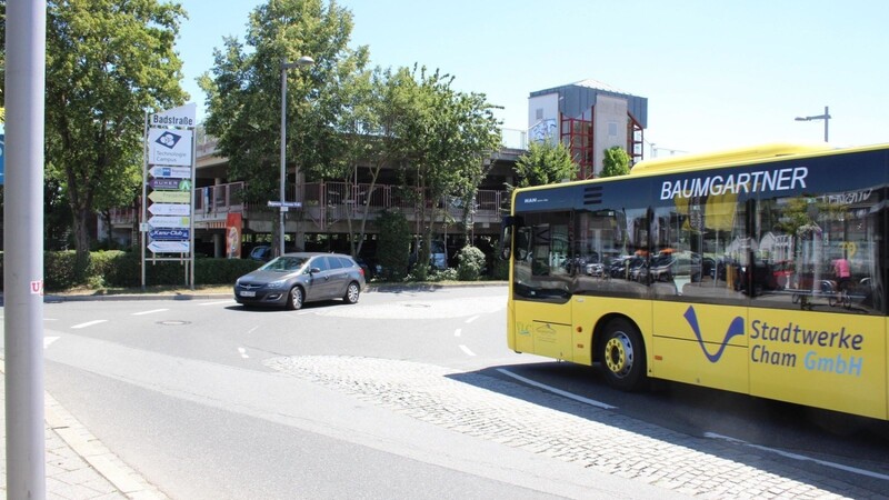 Zu Schulbeginn und -ende staut es sich regelmäßig an der Einmündung zur Badstraße. Deshalb entsteht hier in den nächsten sechs Wochen ein Mini-Kreisverkehr.