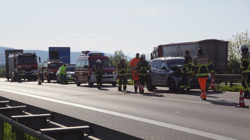 Auf der Autobahnbrücke Kiefenholz sind am Dienstag drei Autos kollidiert.
