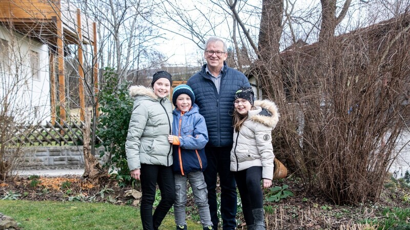 Rudi Seidenader mit drei seiner vier Enkelkinder, von links Julia, Paul und Anna-Lena. Seit er sich aus der Kommunalpolitik zurückgezogen hat, hat er mehr Zeit für sie - zum Beispiel zum Fußballspielen.