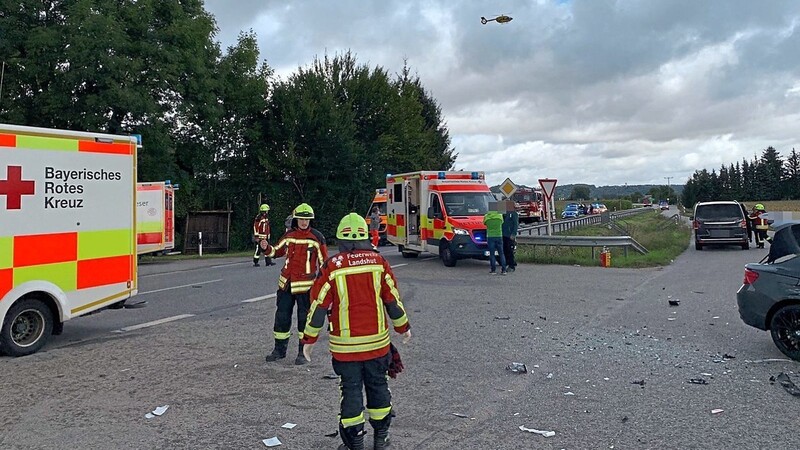 Bei dem Verkehrsunfall zwischen Landshut und der Ellermühle wurden Einsatzkräfte von einem Autofahrer am Samstag schwer beleidigt. Laut Feuerwehr kein Einzelfall.