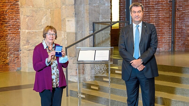 Ministerpräsident Söder überreichte in der Allerheiligenhofkirche an Klara Kirschner das Ehrenzeichen für Verdienste im Ehrenamt.