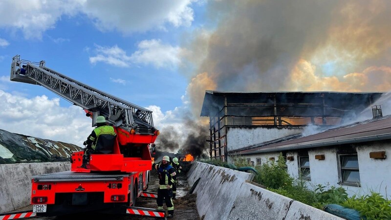 Im Eschlkamer Ortsteil Großaign steht eine Stallung in Flammen. Zahlreiche Feuerwehren sind im Einsatz.