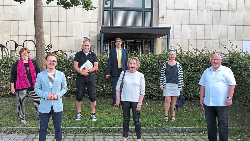 Die SPD-Abordnung vor dem Hochhaus in der Pfauenstraße, mit Stadträtin Gertrud Gruber (links), Juso-Vorsitzendem Marvin Kliem (2.v.l.), Dr. Olaf Sommerfeld (4.v.l.), Bürgermeister Werner Schäfer (rechts) sowie Peter Stranninger (3.v.l.), Aufsichtsrat der Städtischen Wohnungsbau GmbH.