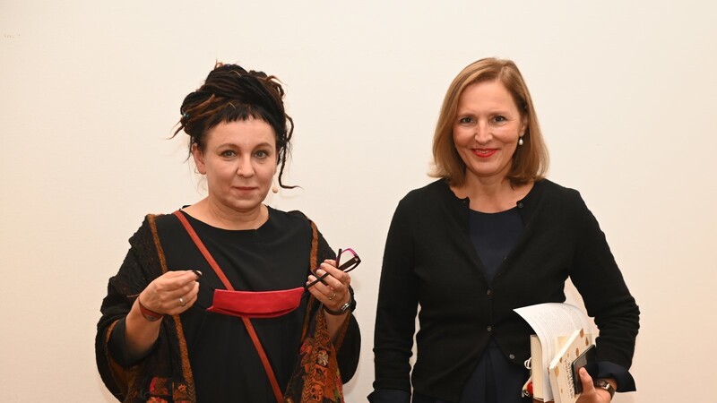 Die gebürtige Münchnerin Tanja Graf (rechts) war Lektorin bei Piper, gründete unter ihrem Namen einen eigenen Verlag und war Programmleiterin bei Diogenes. Seit 1. Juli 2016 leitet sie das Literaturhaus. Die polnische Nobelpreisträgerin Olga Tokarczuk wird im Herbst erneut im Literaturhaus auftreten.