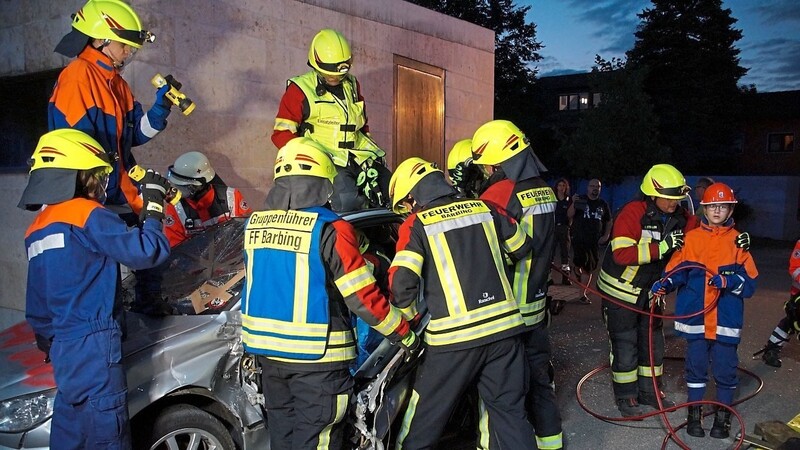 Die Feuerwehrjugend war bei einem schweren Verkehrsunfall mit vielen Aufgaben konfrontiert.