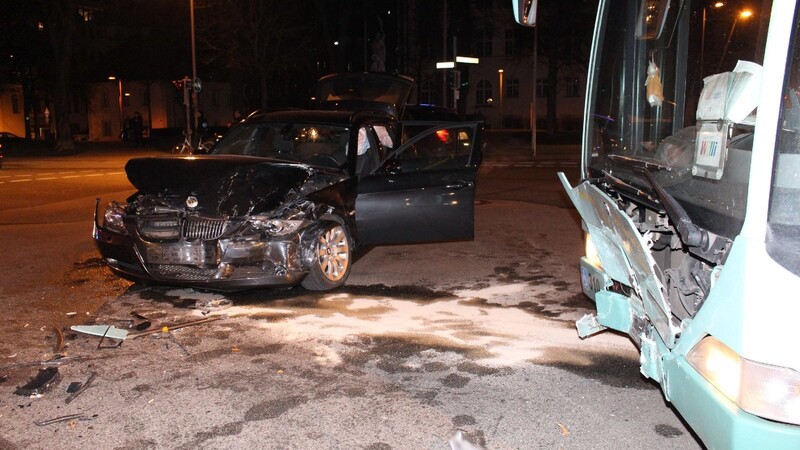 Ein Linienbus ist am Donnerstagabend am Stetthaimerplatz mit einem Auto zusammengestoßen.