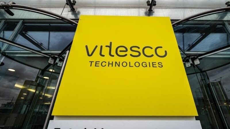 "Vitesco Technologies- Entwicklungszentrum" steht auf einem Schild vor dem Werksgelände.