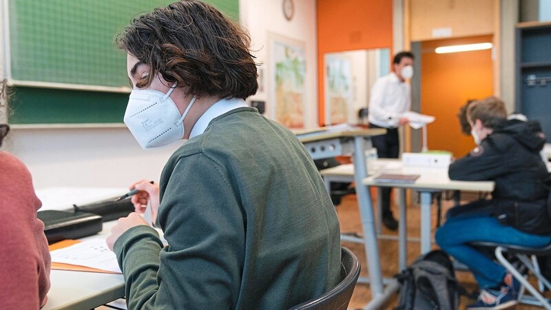 Eigentlich sollte die Maskenpflicht im Unterricht nach den Herbstferien an Grundschulen eine Woche lang gelten, an weiterführenden Schulen zwei Wochen lang. Nun hat das bayerische Kabinett beschlossen, die Maßnahme bis auf Weiteres aufrechtzuerhalten.