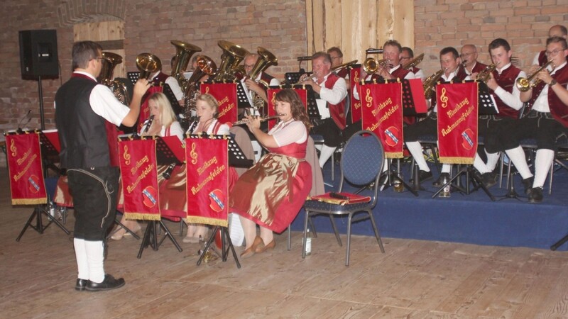 Der Musikzug Ruhmannsfelden spielte beim Bayerischen Tanzabend im Burgstadl auf und begeisterte alle Tänzer und Zuhörer.