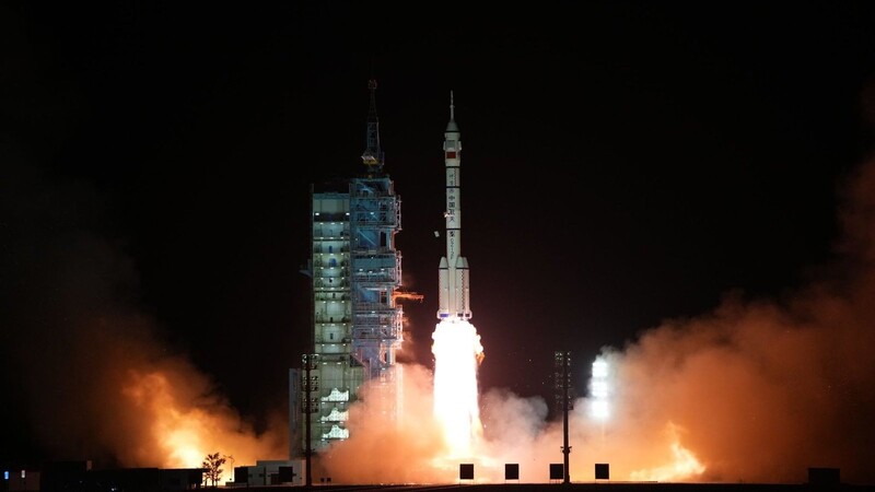 Das bemannte Raumschiff "Shenzhou 15" auf der Trägerrakete "Langer Marsch 2F" hebt ab. China verfolgt noch weitere ehrgeizige Ziele im All.