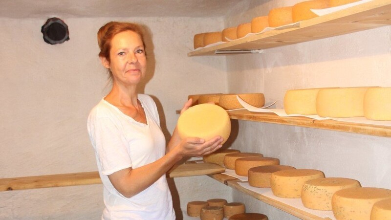 Stolz präsentiert Nicola Nagels in ihrer Schatzkammer ihre selbst gemachten Käse. Je dunkler die Rinde, desto länger lagern sie dort schon.