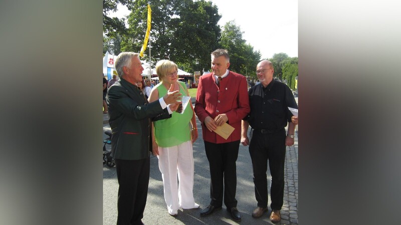 Bürgermeister Herbert Gaggl (l.) beim letzten Arnulfsfest mit (v l.) Karin Linz, Josef Dollinger und Erwin Weber.