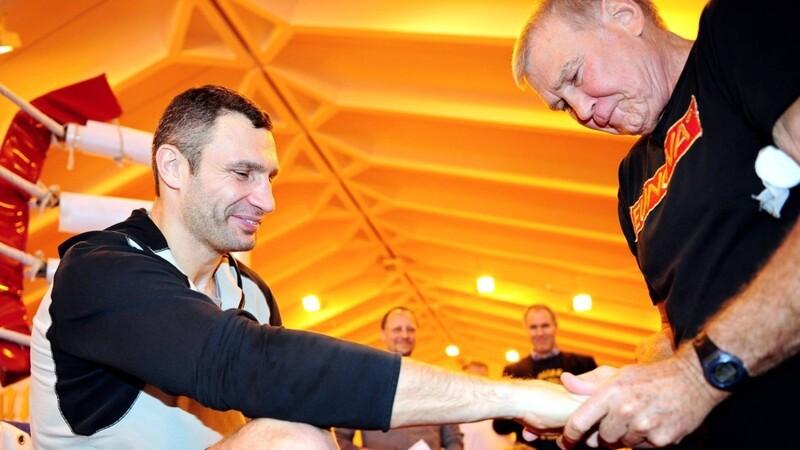 "Er war immer so viel mehr als nur ein Trainer, der mir professionelle Ratschläge gab und mir half, zu gewinnen. Er war - an allererster Stelle - mein enger Freund", sagt Vitali Klitschko (l.) über Fritz Sdunek.