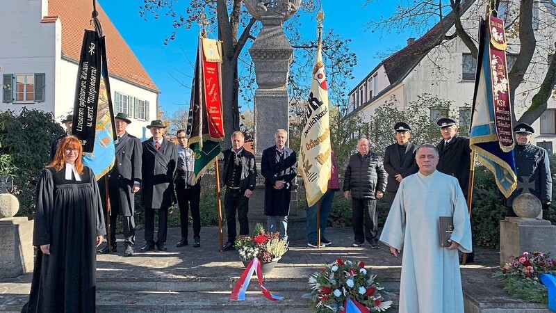 Das feierliche Totengedenken in Moosburg am Kriegerdenkmal "Auf dem Plan" wurde auch in diesem Jahr ökumenisch begangen.