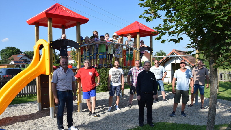 Kinder, Helfer, Organisatoren mit Pfarrer Bäuml und Bürgermeister Grau vor der neuen Multi-Turm-Kletter-Rutsche.